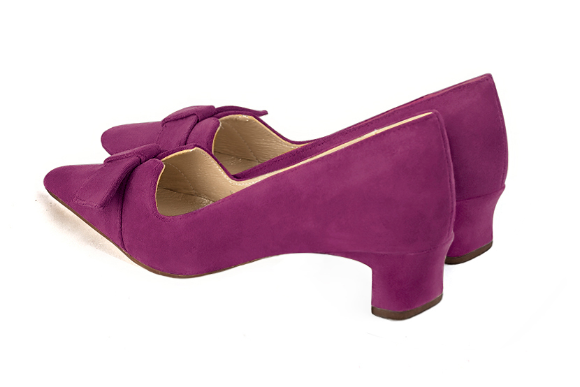 Mulberry purple women's dress pumps, with a knot on the front. Tapered toe. Low kitten heels. Rear view - Florence KOOIJMAN